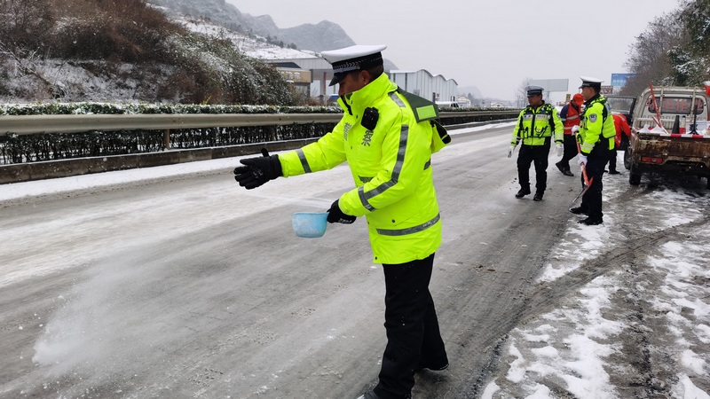 縣交警部門及時撒布融雪劑除雪除冰，保障道路通行。修文縣融媒體中心杜開雪 攝.jpg