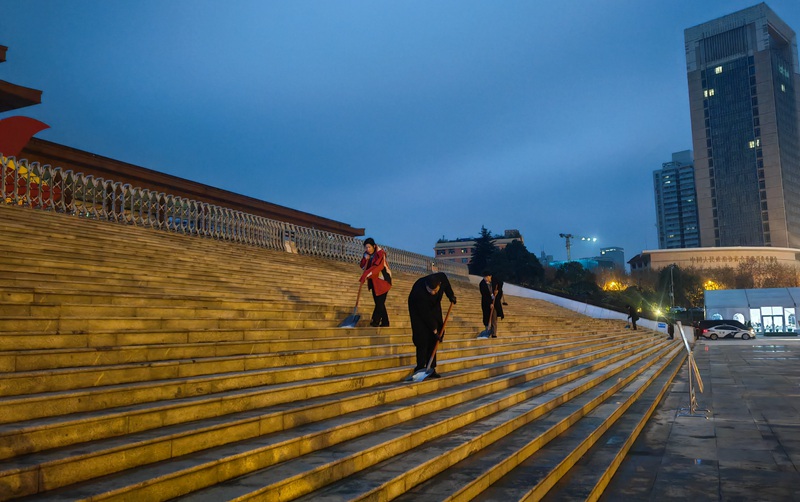 貴州飯店公共區域保潔人員及時清掃主要通道上的積雪，保障行路安全。  貴旅集團黨委宣傳部 供圖