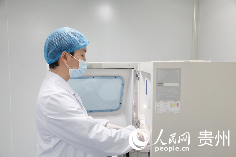 貴州警察學院司法鑒定中心人員在開展實驗。人民網 龍章榆攝