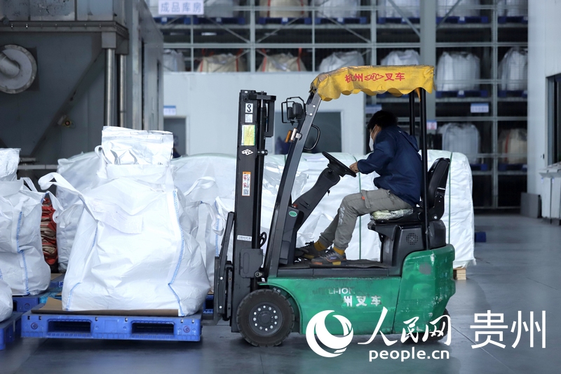 貴州安達科技新能源電池材料生產車間。人民網 顧蘭云攝