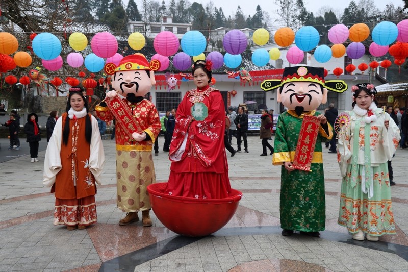 身穿古裝的“不倒翁小姐姐”、“福祿壽喜”卡通人偶、古裝商販 姜繼恒 攝.jpg