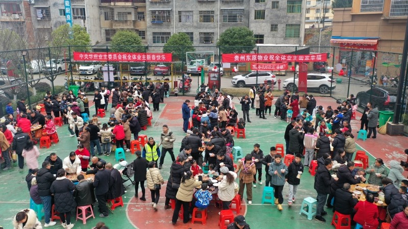 在岑鞏縣大園社區，社區居民聚在一起吃刨湯。