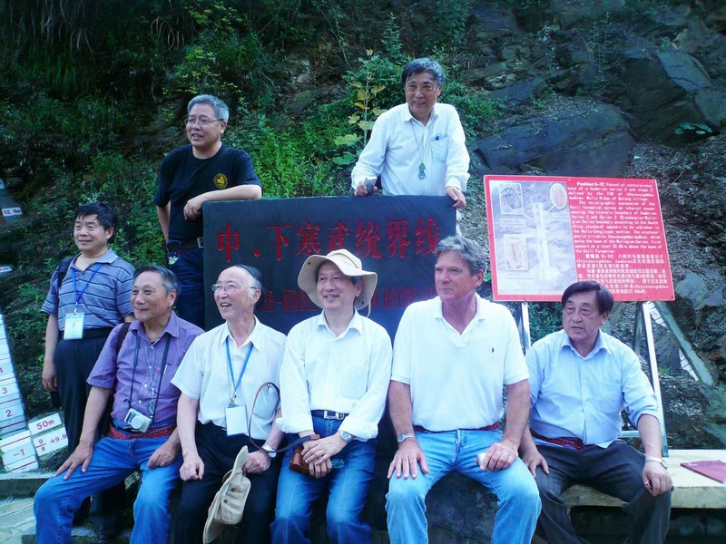 專家、學者在“金釘子”前合影。