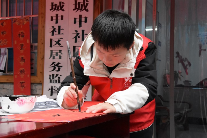 圖為參與活動的孩子書寫春聯。