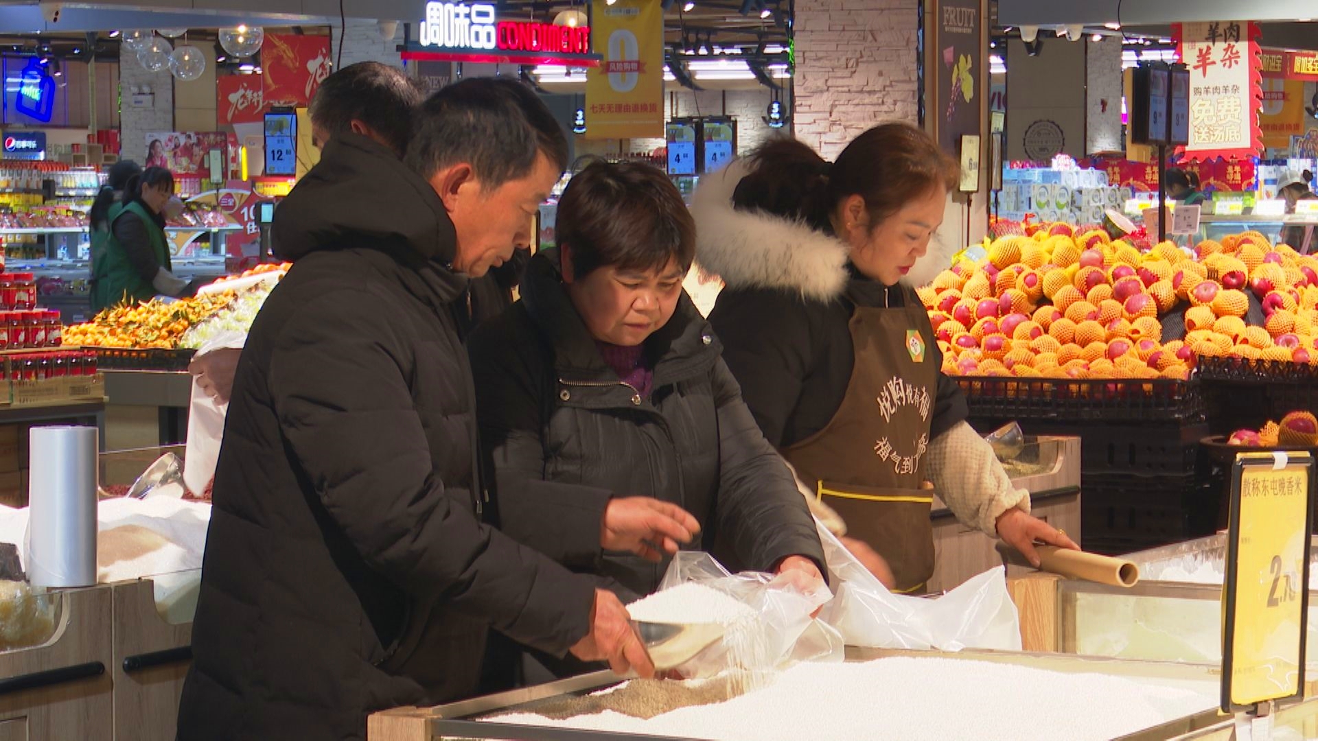 群眾采購生活物資。