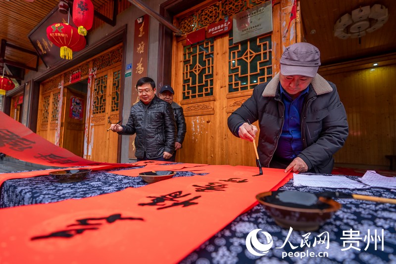 現場書寫春聯。人民網記者 涂敏攝