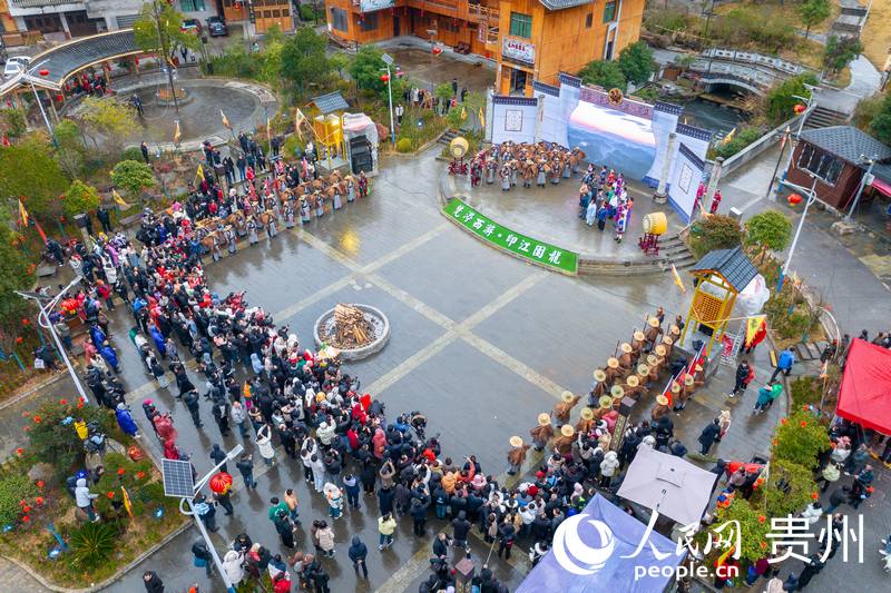 活動現場表演的“過趕年”情景劇。人民網記者 涂敏攝