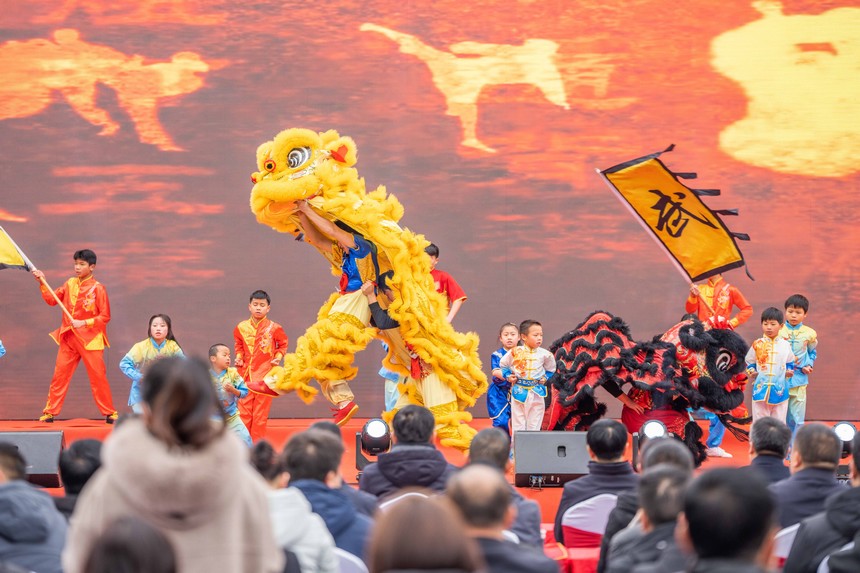 市民圍觀舞龍舞獅表演。羅大富攝