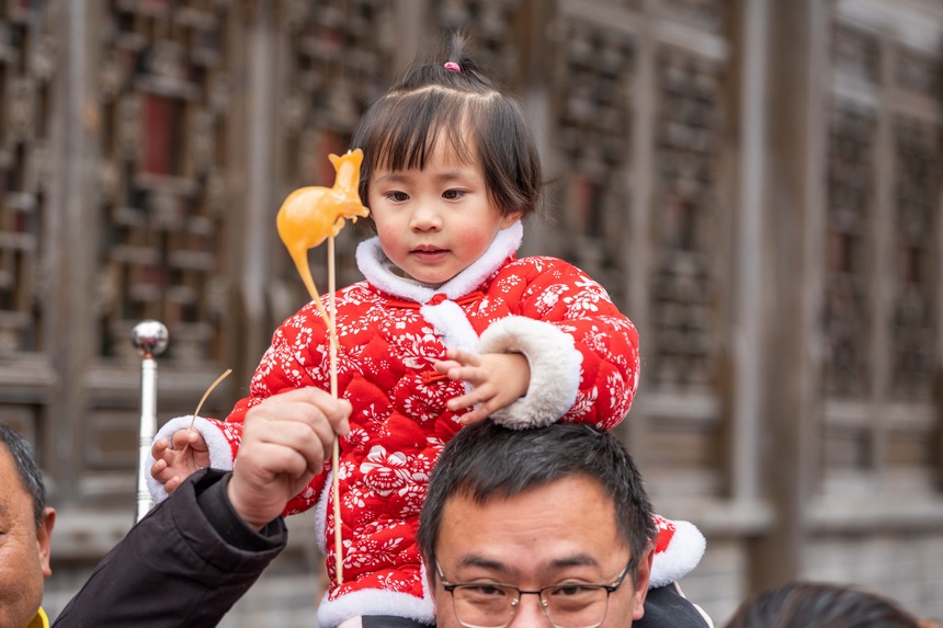 小朋友穿著傳統唐裝與父母前來感受傳統年味。羅大富攝