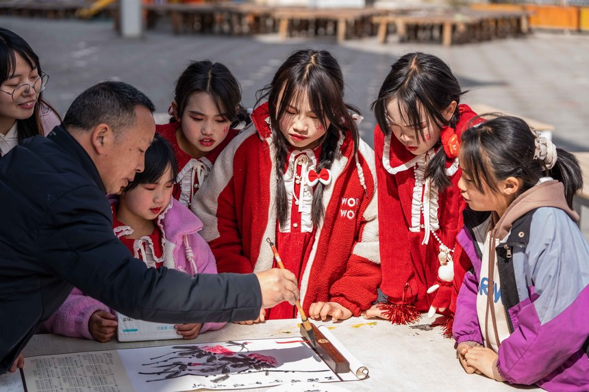 小朋友們在觀看年畫創作。羅大富攝