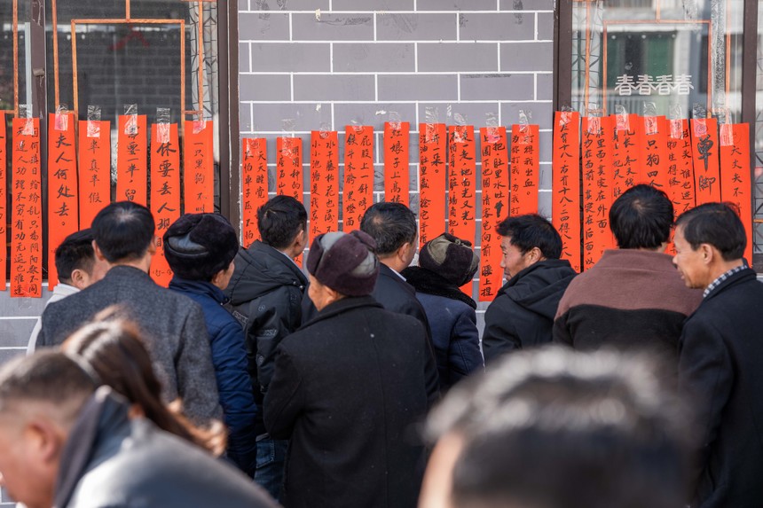 社區群眾在參加猜燈謎活動。羅大富攝