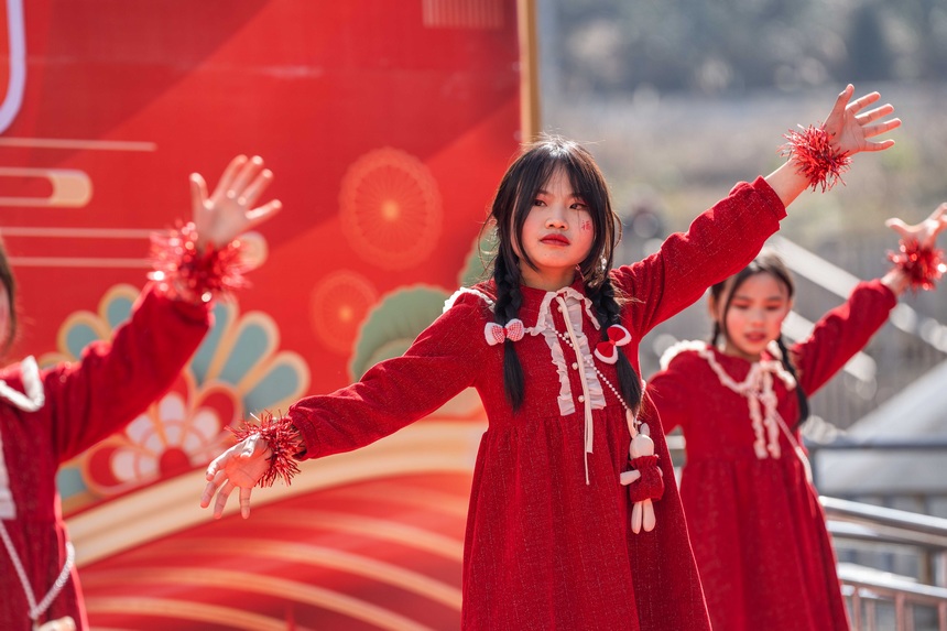 小朋友在為大家表演舞蹈節目。羅大富攝