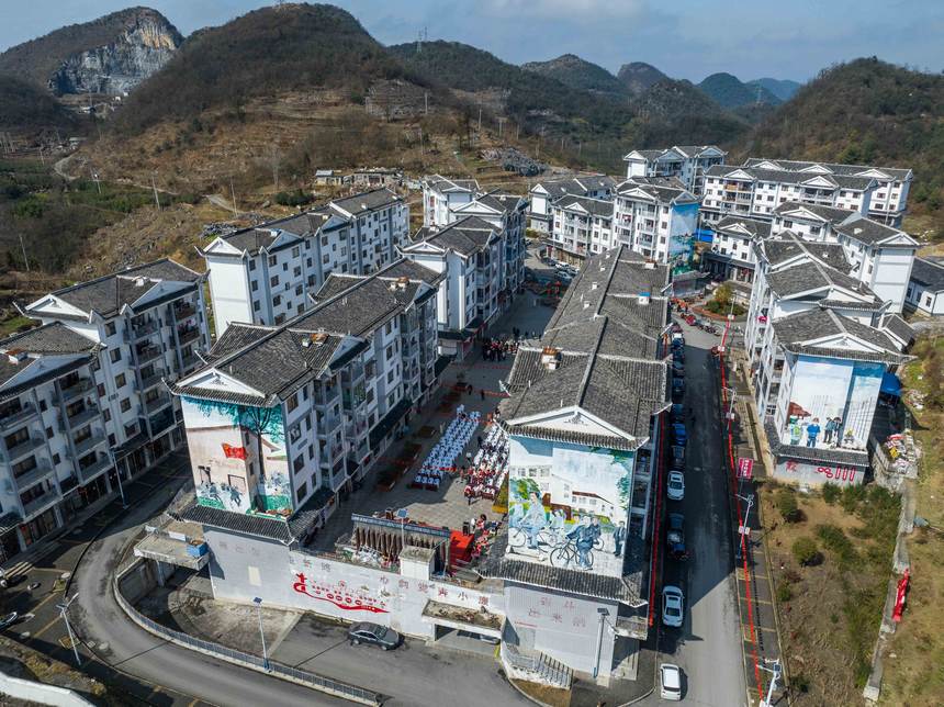 航拍貴州省畢節市百里杜鵑管理區鵬程街道拍攝的坪子社區“共享團圓飯 共建新家園”迎新春活動現場。羅大富攝