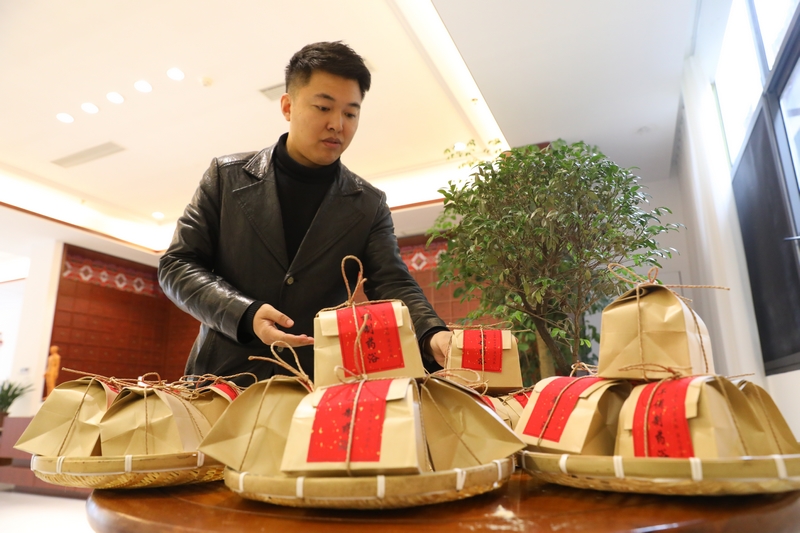 溫泉康養中心店面負責人崔磊在整理康養產品。吳昌連攝