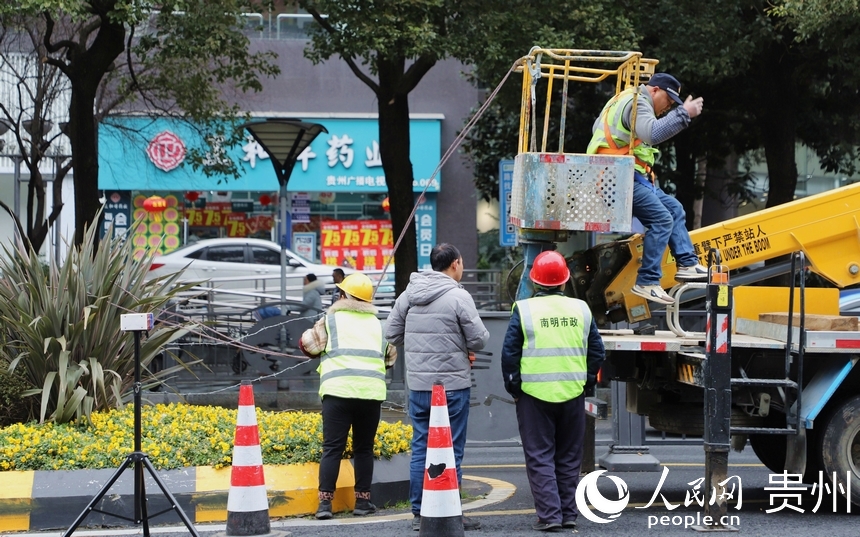 工人懸掛中國結作業現場。人民網 顧蘭云攝