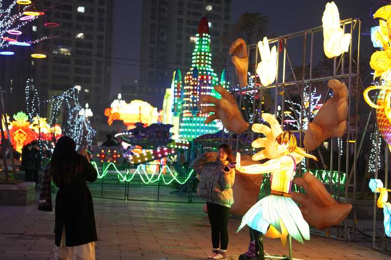 市民在等會現場拍照留念。祁德超攝