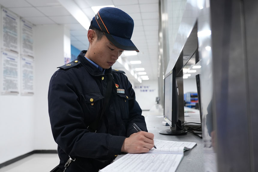 工作過程中需要在檢修任務單上時刻記錄。李儒鑫攝