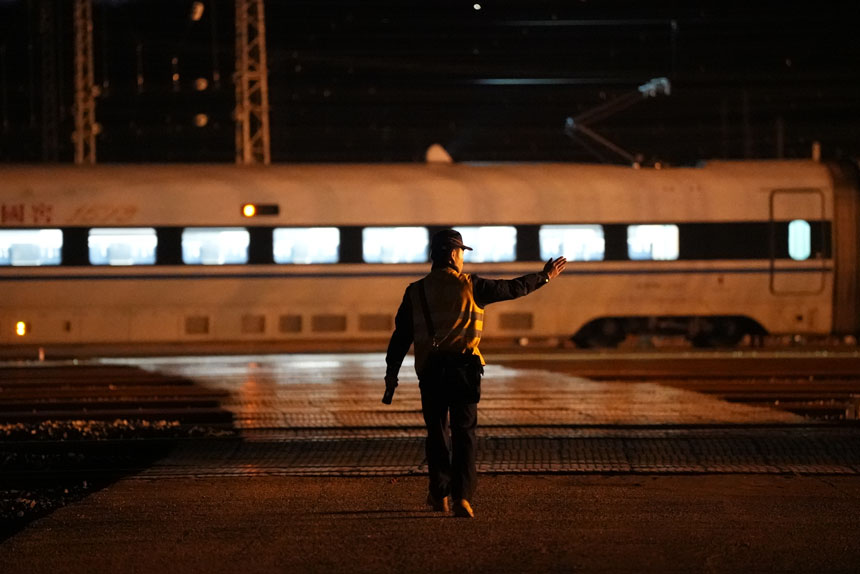 張淼奕站在檢修庫外迎車。李儒鑫攝