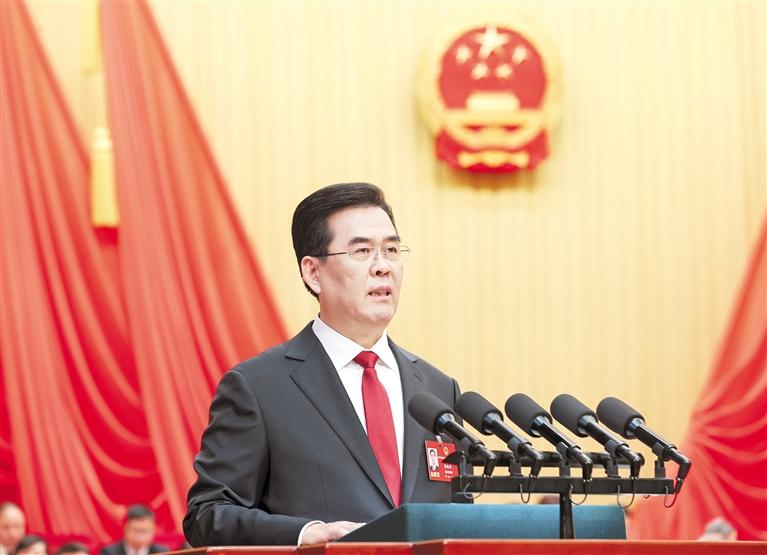 2024年1月24日上午，貴州省第十四屆人民代表大會第二次會議在貴陽隆重開幕。圖為李炳軍作政府工作報告。 貴州日報天眼新聞記者 李森 攝