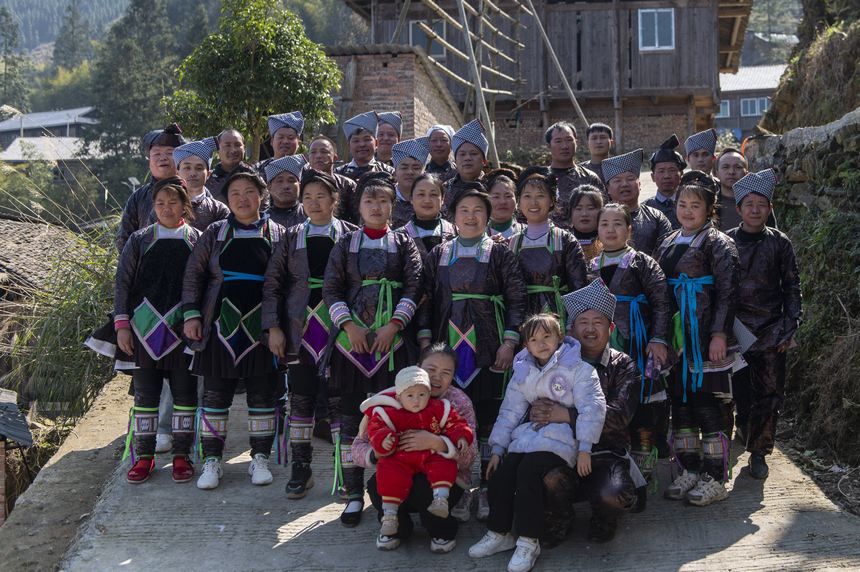 2024年2月12日，在貴州省從江縣下江鎮黃朗村，來自該縣丙妹鎮大塘村的苗族舅舅、舅媽與姑姑、姑爺及外甥合影。