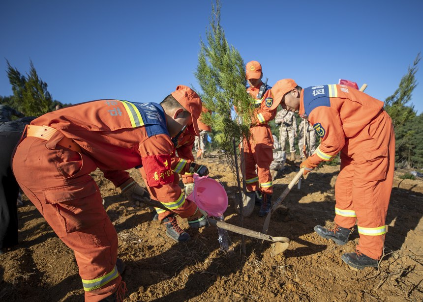 消防隊員植樹。李學友攝