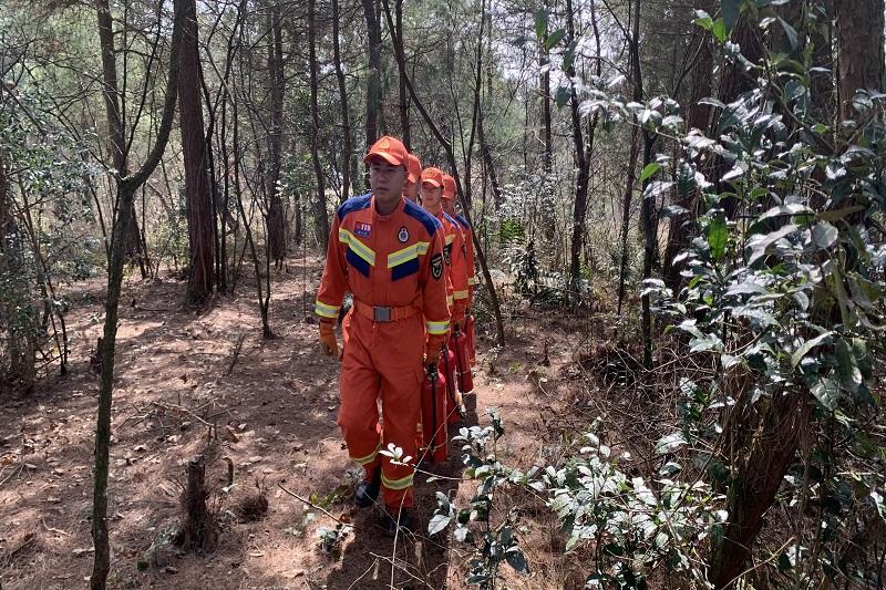消防救援人員進山巡邏。