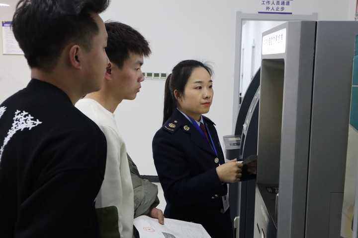 稅務人員輔導納稅人開具發票。張旭東攝