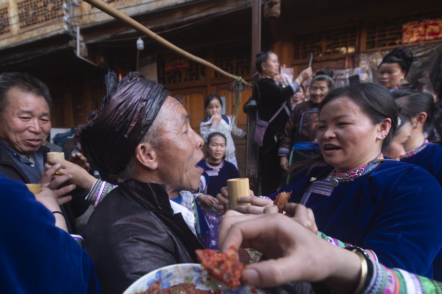 貴州省從江縣往洞鎮增沖村，當地侗族同胞與來自該縣停洞鎮架里村的苗族同胞在鼓樓前舉行攔路對歌。