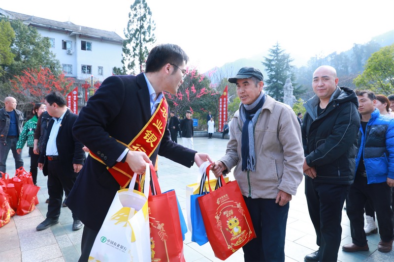 劍河籍外出務工人員正在領取政府發放的返崗愛心禮包。