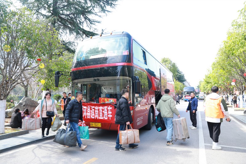 劍河籍外出務工人員正在乘坐“點對點”免費大巴。