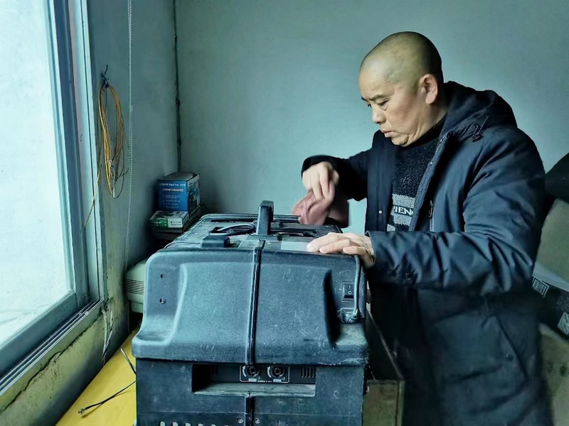 聞道明細心地維護他的“老伙計”。