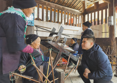 圖為鄭海鷗（右）在和村民交流。