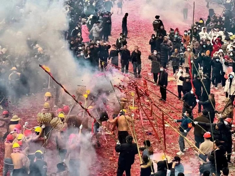 土家民俗“炸”出火熱甲辰龍年。趙洪彬攝