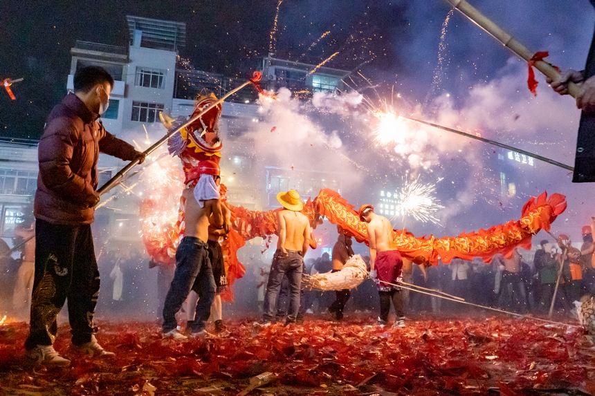 德江“炸龍”慶元宵現場。彭興健攝