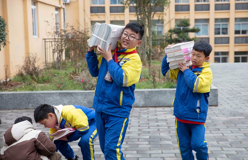 2024年2月26日，貴州省黔東南苗族侗族自治州施秉縣第四小學學生領到了新學期課本。