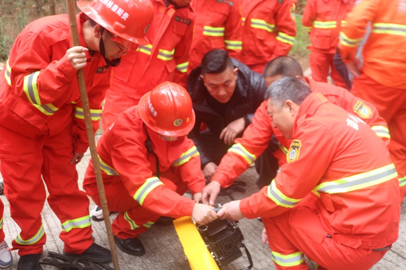 南龍鄉應急救援隊員學習如何使用滅火器具。