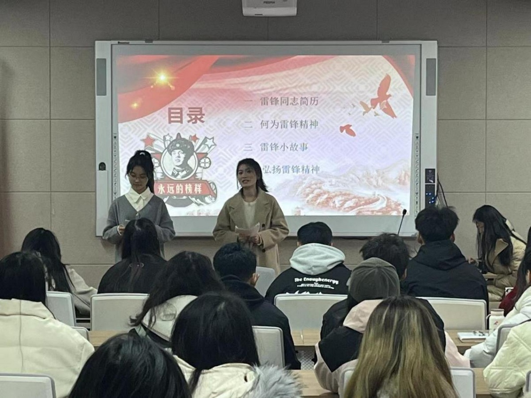 傳媒學院宣講員向同學們分享雷鋒故事。