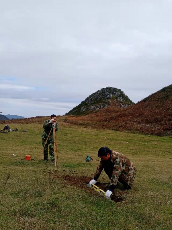 畢節試驗區赫章豬拱塘鉛鋅礦項目開展物探數據采集前磁棒埋設工作(張德實).jpg