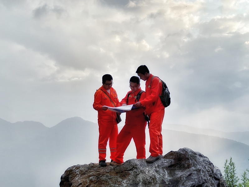 務川巖風矸鋁土礦勘探現場踏勘 工作(樊寧 攝).jpg
