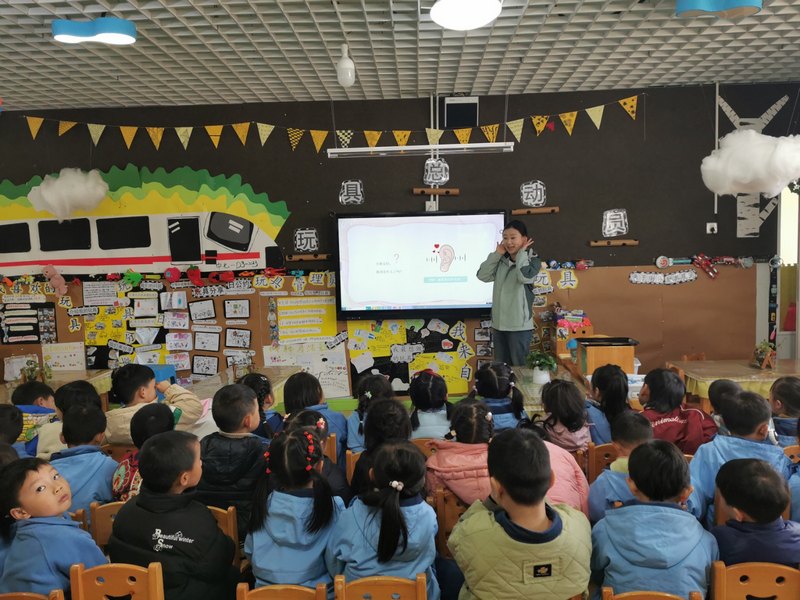 學校健康教育課宣傳“愛耳日”。肖維 攝 (2).jpg