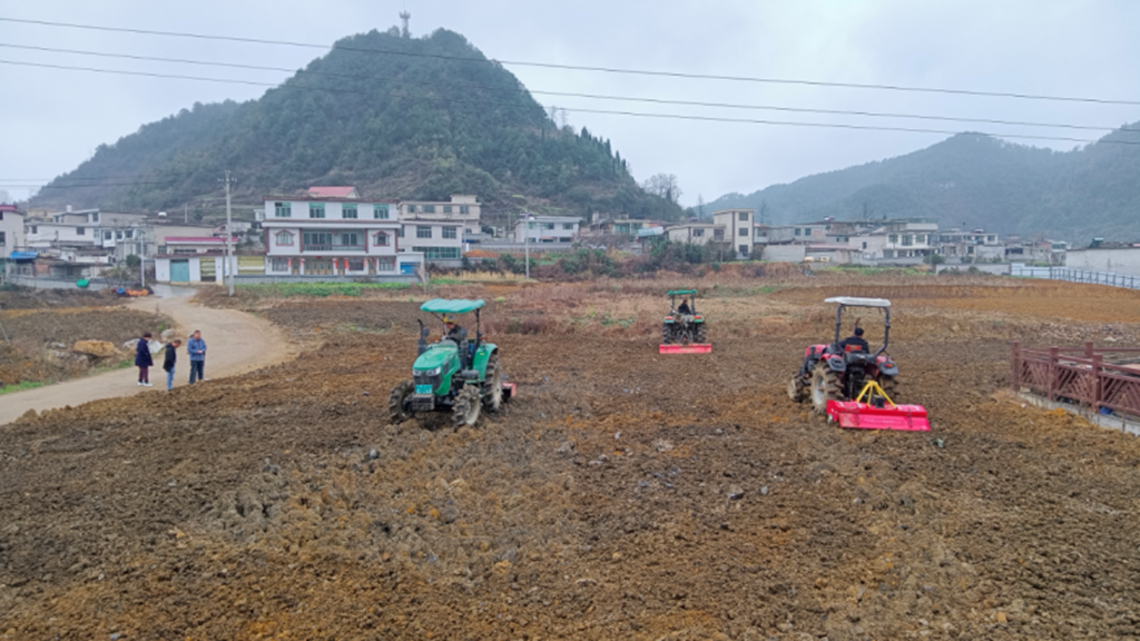 修文縣各鄉（鎮、街道）春耕備耕工作陸續拉開序幕，黔中大地，到處一片農機“鬧”春耕的忙碌景象。 修文縣融媒體中心姜繼恒 攝