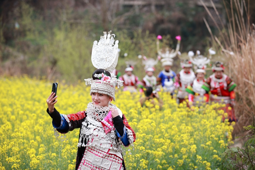 3月10日，游客在油菜花叢中游玩。楊武魁攝