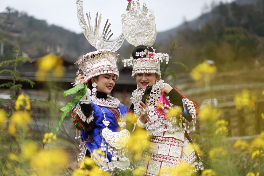 3月10日，游客在油菜花叢中游玩。楊武魁攝