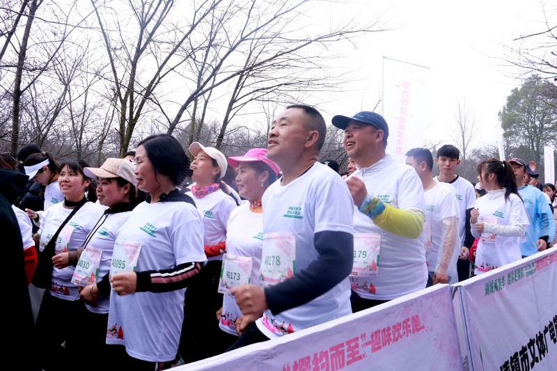 2024貴州·清鎮櫻花季系列活動“櫻約而至”趣味歡樂跑活動，朱祖華第一個沖出終點線。楊洪金攝