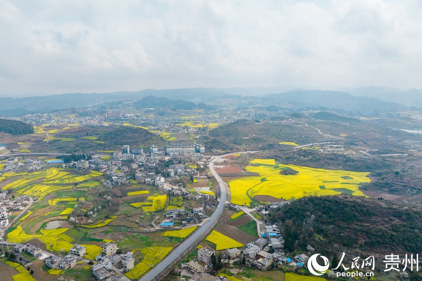 村寨、民居、鄉村公路交織如畫。人民網記者 涂敏攝