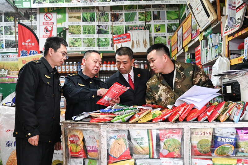 檢察干警聯合執法部門對化肥、種子經營場所進行打假檢查。
