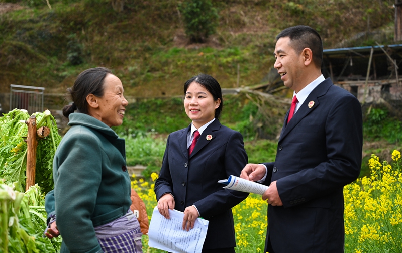 檢察干警對農民普及《農產品質量安全法》。