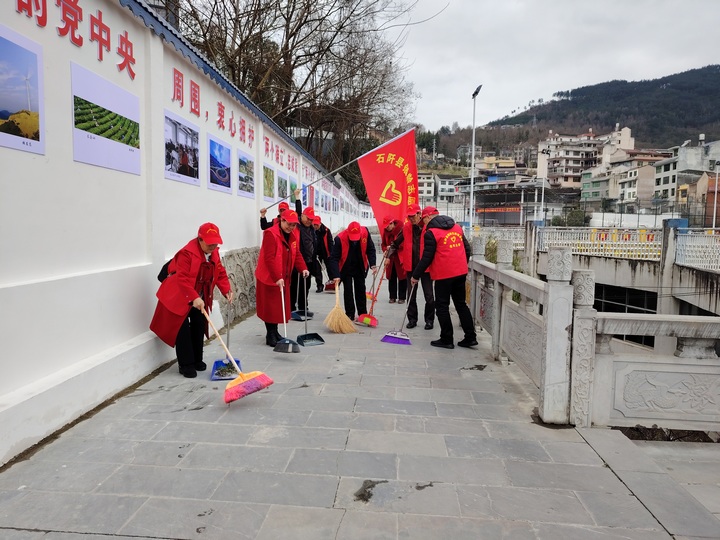 志愿者在清掃大街。