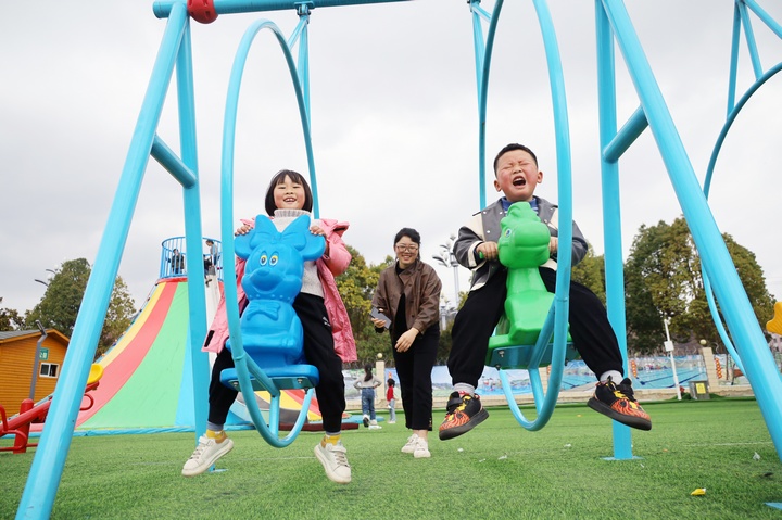 家長帶孩子體驗親子游項目。