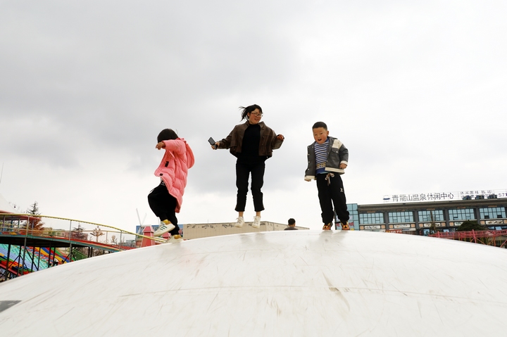 家長帶孩子體驗親子游項目。